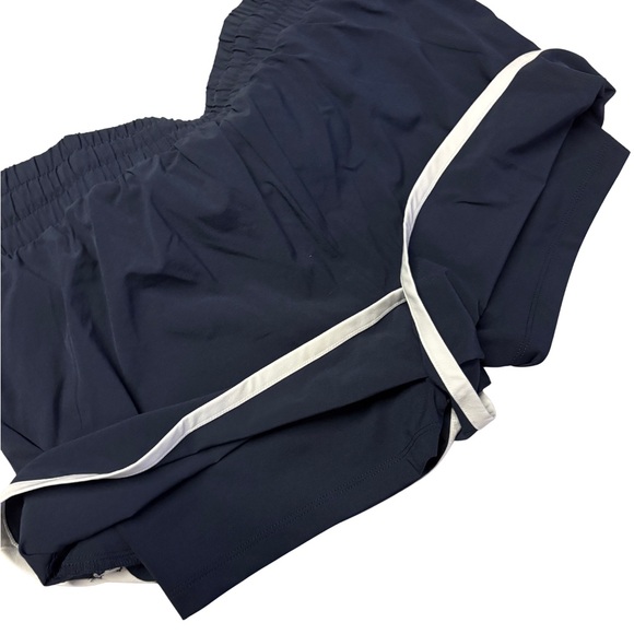 Beyond Yoga Dark Blue & White “The Course” Athletic Shorts - Picture 6 of 6